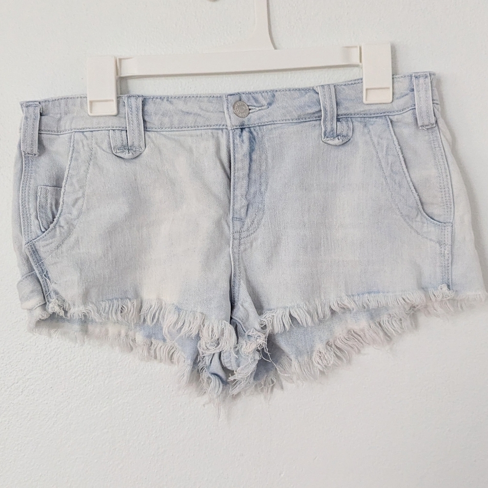 Anthropologie Pilcro Shortie Shorts Frayed Hem Light Wash Low Rise Distressed 27